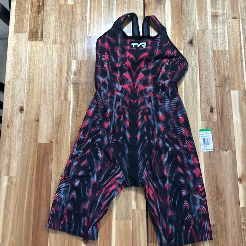 Tyr venzo tech suit size 36, only worn for 100 yd warmup.